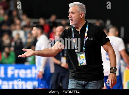 München, Deutschland. Januar 2024. Handball: Europameisterschaft, Portugal - Griechenland, Vorrunde, Gruppe F, Spieltag 1, Olympiahalle München. Portugals Trainer Paulo Pereira gibt taktische Anweisungen. Quelle: Peter Kneffel/dpa/Alamy Live News Stockfoto