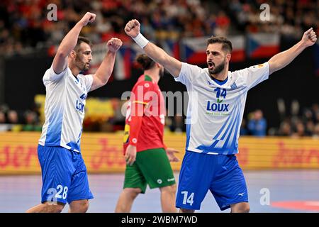München, Deutschland. Januar 2024. Handball: Europameisterschaft, Portugal - Griechenland, Vorrunde, Gruppe F, Spieltag 1, Olympiahalle München. Der griechische Nikolaos Passias (r) und der griechische Anastasios Papadionysiou feiern. Quelle: Peter Kneffel/dpa/Alamy Live News Stockfoto
