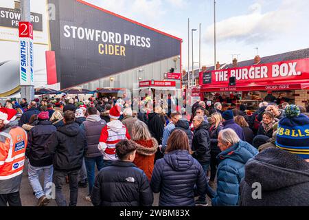 Fans betreten das Kingsholm Stadium, Heimstadion von Gloucester Rugby, für das Spiel gegen Northampton am 23.12.2023, Gloucester, England, Großbritannien Stockfoto