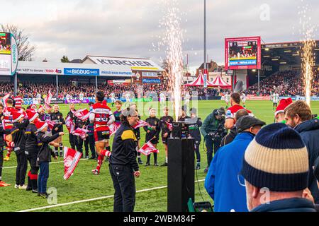 Die Spieler aus Gloucester, die am 23.12.2023, in Gloucester Rugby, auf das Spielfeld des Kingsholm Stadions, Heimstadion von Gloucester Rugby, für das Spiel gegen Northampton, Gloucester, E, aufbrechen Stockfoto