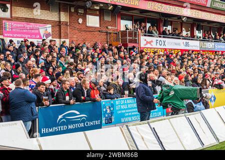 Fans auf der West Terrace für das Spiel gegen Northampton am 12/2023 im Kingsholm Stadium, Heimstadion von Gloucester Rugby, Gloucester, England, Großbritannien Stockfoto