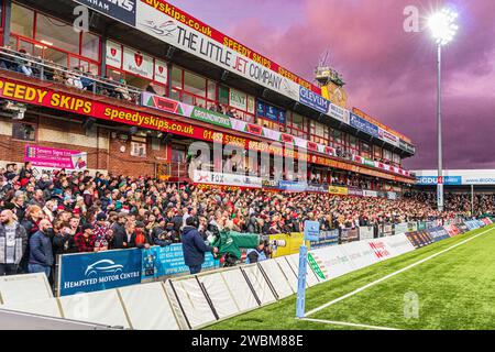 Fans auf der West Terrace für das Spiel gegen Northampton am 12/2023 im Kingsholm Stadium, Heimstadion von Gloucester Rugby, Gloucester, England, Großbritannien Stockfoto