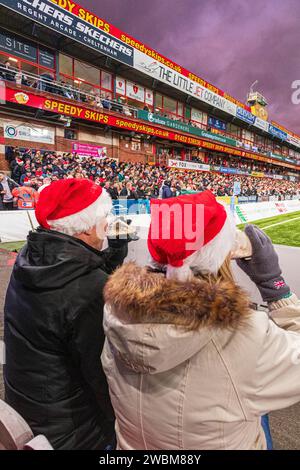 Fans auf der West Terrace für das Spiel gegen Northampton am 12/2023 im Kingsholm Stadium, Heimstadion von Gloucester Rugby, Gloucester, England, Großbritannien Stockfoto