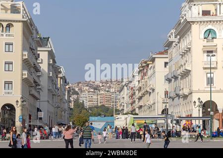 Thessaloniki, Griechenland - 22. Oktober 2023: Menschen gehen auf dem Aristotelous-Platz sonniger Herbsttag Stadtbild. Stockfoto