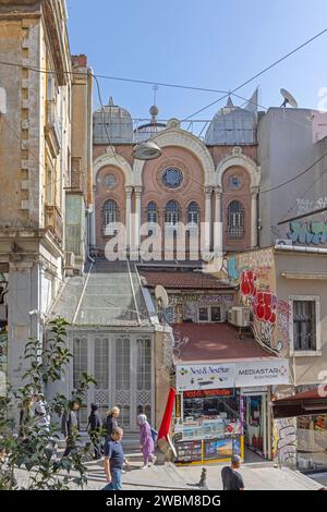 Istanbul, Türkei - 20. Oktober 2023: Eintritt in den Tempel der aschkenasischen Juden in der Yuksek Kaldirim Street. Stockfoto