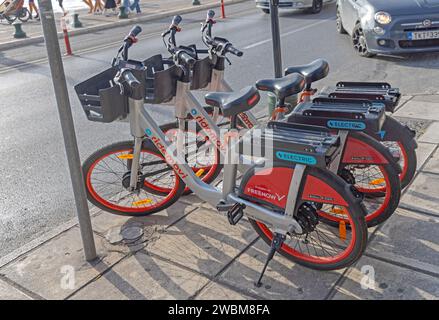Thessaloniki, Griechenland - 22. Oktober 2023: Elektrofahrräder zu vermieten Ridemovi parken an der Straße im Stadtzentrum. Stockfoto