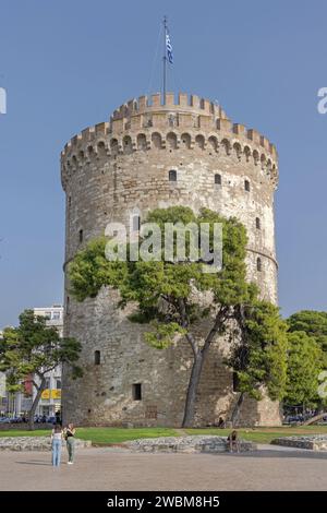 Thessaloniki, Griechenland - 22. Oktober 2023: Weißer Turm von Thessaloniki Historisches Wahrzeichen am sonnigen Herbsttag. Stockfoto