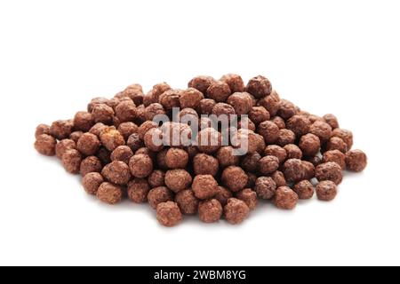 Schokoladen-Maiskugeln isoliert auf weißem Hintergrund. Stockfoto
