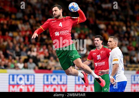 München, Deutschland. Januar 2024. Handball: Europameisterschaft, Portugal - Griechenland, Vorrunde, Gruppe F, Spieltag 1, Olympiahalle München. Portugals Pedro Portela in Aktion. Quelle: Peter Kneffel/dpa/Alamy Live News Stockfoto