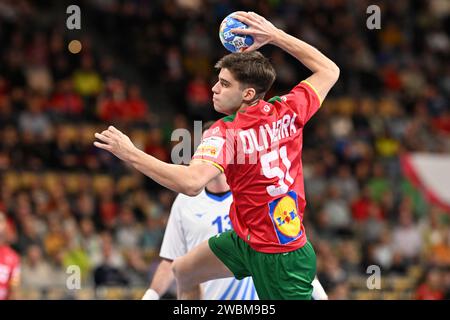 München, Deutschland. Januar 2024. Handball: Europameisterschaft, Portugal - Griechenland, Vorrunde, Gruppe F, Spieltag 1, Olympiahalle München. Portugals Pedro Oliveira am Ball. Quelle: Peter Kneffel/dpa/Alamy Live News Stockfoto
