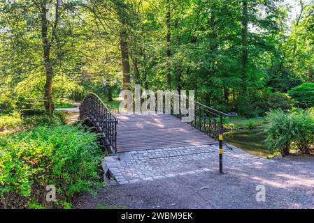 Holzbrücke im Park von Breslau im Sommer, Polen Stockfoto