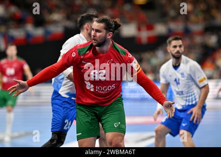München, Deutschland. Januar 2024. Handball: Europameisterschaft, Portugal - Griechenland, Vorrunde, Gruppe F, Spieltag 1, Olympiahalle München. Der portugiesische Luis Frade reagiert. Quelle: Peter Kneffel/dpa/Alamy Live News Stockfoto