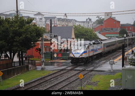 Ein Foto eines MARC-Zuges am Bahnhof Gaithersburg, MD an einem regnerischen Tag. Stockfoto