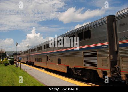 Der Amtrak Capitol Limited P030 führt durch den Bahnhof Gaithersburg, MD Richtung DC von Chicago. Stockfoto