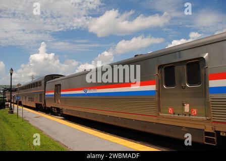 Der Amtrak Capitol Limited P030 führt durch den Bahnhof Gaithersburg, MD Richtung DC von Chicago. Stockfoto