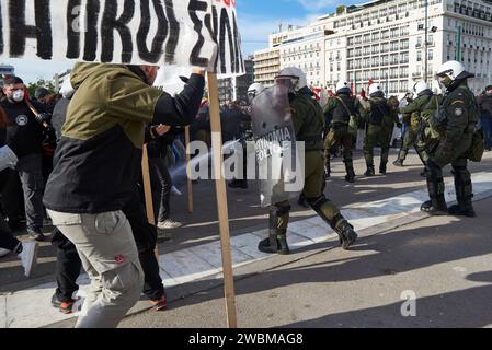 Athen, Griechenland. Januar 2024. Studenten schuften vor dem parlament mit der Polizei zusammen. Ein paar Tausend Studenten gingen auf die Straße, um zum parlament zu marschieren, um über die staatlichen für private Universitäten zu demonstrieren. (Kreditbild: © Nikolas Georgiou/ZUMA Press Wire) NUR REDAKTIONELLE VERWENDUNG! Nicht für kommerzielle ZWECKE! Stockfoto