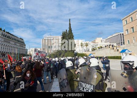 Athen, Griechenland. Januar 2024. Studenten schuften vor dem parlament mit der Polizei zusammen. Ein paar Tausend Studenten gingen auf die Straße, um zum parlament zu marschieren, um über die staatlichen für private Universitäten zu demonstrieren. (Kreditbild: © Nikolas Georgiou/ZUMA Press Wire) NUR REDAKTIONELLE VERWENDUNG! Nicht für kommerzielle ZWECKE! Stockfoto