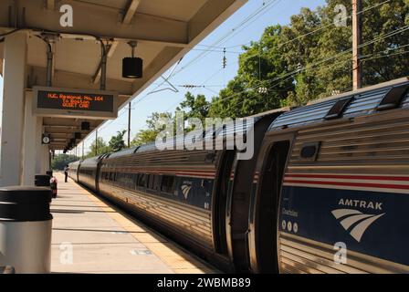 Ein Foto eines Amtrak-Regionalzuges Northeast am BWI-Bahnhof. Stockfoto