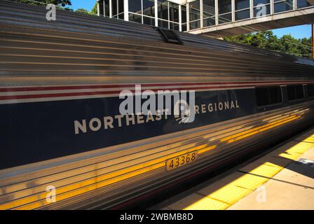 Ein Foto eines Amtrak-Regionalzuges Northeast am BWI-Bahnhof. Stockfoto