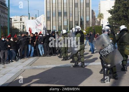 Athen, Griechenland. Januar 2024. Studenten schuften vor dem parlament mit der Polizei zusammen. Ein paar Tausend Studenten gingen auf die Straße, um zum parlament zu marschieren, um über die staatlichen für private Universitäten zu demonstrieren. (Kreditbild: © Nikolas Georgiou/ZUMA Press Wire) NUR REDAKTIONELLE VERWENDUNG! Nicht für kommerzielle ZWECKE! Stockfoto