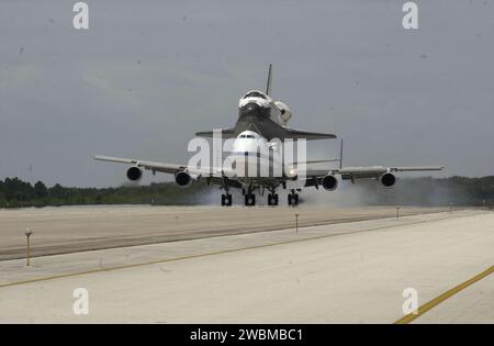 RAUMFAHRTZENTRUM KENNEDY, FLA. -- Orbiter Endeavour kehrt zur KSC-Shuttle-Landeanlage zurück, die auf dem NASA-Shuttle-Carrier-Flugzeug montiert ist. Das Duo absolvierte einen zweitägigen transkontinentalen Fährflug von der Edwards Air Force Base, Kalifornien Endeavour landete auf Edwards AFB nach einer 12-tägigen Mission, STS-100, zur Internationalen Raumstation. Endeavour wird zur Station 1 der Orbiter-Verarbeitungsanlage geschleppt, wo sie mit der Bearbeitung der Mission STS-108 beginnt Stockfoto