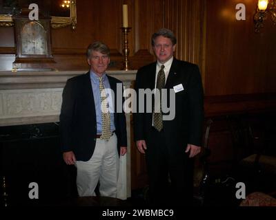 Stennis Space Center Direktor Gene Goldman (rechts) besuchte Washington, D.C. letzten Monat, wo er die Leiter von Louisiana und Mississippi aufforderte, sie über die Arbeit in der Raketentriebentesteinrichtung zu informieren. Gene Taylor, D-Miss., war unter den Besuchern von Goldman am 24. März. Stockfoto