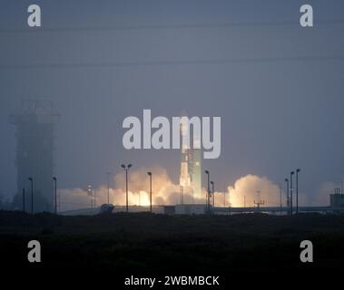 Am Freitag, den 10. Juni 2011, startet eine Delta-II-Rakete mit der Nutzlast des Raumfahrzeugs Aquarius/SAC-D vom Space Launch Complex 2 auf der Luftwaffenbasis Vandenberg, Kalifornien. Stockfoto