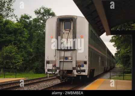 Ein Foto des Amtrak Capitol Limited, der durch die Metropolitan Grove Station in Gaithersburg, MD, fährt von Chicago nach DC. Stockfoto