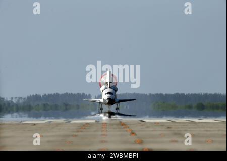 CAPE CANAVERAL, Fla. - Mit dem ausgefahrenen Schleppschacht rollt das Space Shuttle Atlantis die Landebahn 33 in der Shuttle Landing Facility im Kennedy Space Center der NASA in Florida herunter. Die Landung erfolgte um 8:48 Uhr EDT und beendete die 12-tägige STS-132-Mission zur Internationalen Raumstation. Die sechsköpfige STS-132-Besatzung trug das in Russland gebaute Mini-Forschungsmodul 1 zur Raumstation. STS-132 ist die 34. Shuttle-Mission zum Bahnhof, die 132. Shuttle-Mission insgesamt und der letzte geplante Flug nach Atlantis. Stockfoto