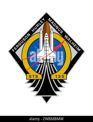 JOHNSON SPACE CENTER, Houston - STS135-S-001 -- der STS-135 Patch repräsentiert das Raumschiff Atlantis, das seine Mission zur Versorgung der Internationalen Raumstation aufnimmt. Atlantis konzentriert sich auf Elemente des NASA-Emblems, die zeigen, wie das Space Shuttle seit 30 Jahren das Herz der NASA bildet. Es zollt auch der gesamten NASA und dem Auftragnehmer-Team Tribut, das all die unglaublichen Leistungen des Space Shuttle ermöglicht hat. Omega, der letzte Buchstabe im griechischen Alphabet, erkennt diese Mission als den letzten Flug des Space Shuttle-Programms an. Die öffentliche Verfügbarkeit war App Stockfoto