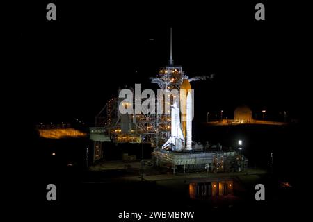 CAPE CANAVERAL, Fla. -- das Space Shuttle Atlantis, das an seinem hellorangefarbenen externen Treibstofftank und zwei festen Raketenverstärkern befestigt ist, ist in Xenon-Licht getaucht und steht im Mittelpunkt auf der Startfläche 39A im Kennedy Space Center der NASA in Florida in diesem Luftbild, das von einem NASA-Hubschrauber aufgenommen wurde. Atlantis und seine vierköpfige Crew -- Commander Chris Ferguson, Pilot Doug Hurley und Missionsspezialisten Sandy Magnus und Rex Walheim -- am 8. Juli um 11:26 Uhr EDT abheben, um das mit Vorräten und Ersatzteilen ausgestattete Multifunktions-Logistikmodul Raffaello an die International Space Street zu liefern Stockfoto