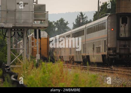 Ein Foto des Amtrak Capitol Limited, der durch die Station Brunswick, MD, fährt von DC nach Chicago. Stockfoto