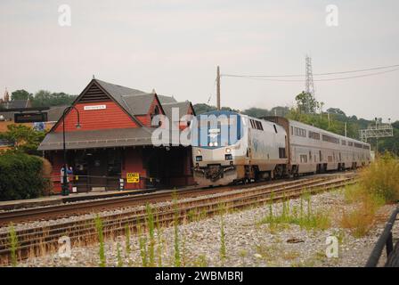 Ein Foto des Amtrak Capitol Limited, der durch die Station Brunswick, MD, fährt von DC nach Chicago. Stockfoto