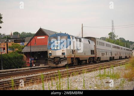 Ein Foto des Amtrak Capitol Limited, der durch die Station Brunswick, MD, fährt von DC nach Chicago. Stockfoto