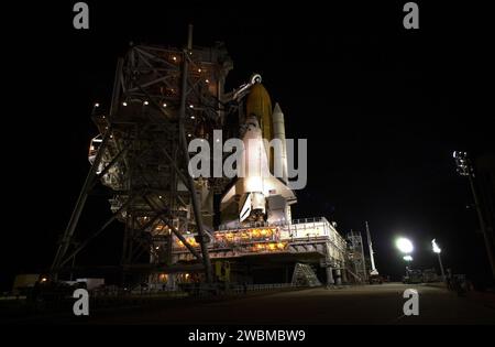 KENNEDY SPACE CENTER, FLORIDA. -- auf dem Launch Pad 39a rollt die rotierende Servicestruktur von der Space Shuttle Discovery zurück, um den Start auf Mission STS-105 vorzubereiten. Auf der Mission wird die Discovery die Expedition mit drei Besatzungsmitgliedern und mehreren Nutzlasten und wissenschaftlichen Experimenten zur ISS transportieren, darunter den EAS-Tank (Early Ammonia Servicer). Das EAS, das die thermischen Steuerungs-Teilsysteme bis zur Aktivierung eines permanenten Systems unterstützt, wird während zwei Raumwanderungen an der Station angebracht. Die dreiköpfige Expedition-Two-Crew wird nach einem fiv an Bord der Discovery zur Erde zurückkehren Stockfoto