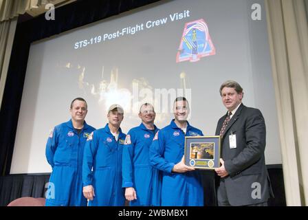 Gene Goldman, Direktor des Stennis Space Center (r bis l), präsentiert ein Erinnerungsfoto eines Space Shuttle-Haupttriebwerkstests, der auf den STS-119-Missionskommandanten Lee Archambault, Pilot Tony Antonelli und die Missionsspezialisten Steve Swanson und Richard Arnold während des Besuchs der Besatzung am 5. Mai in der Einrichtung abgefeuert wurde. Stockfoto