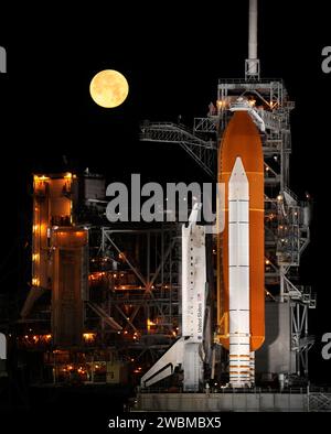 Eine fast volle Mond Sets wie der Space Shuttle Discovery auf dem Launch Pad 39 sitzt ein im Kennedy Space Center in Cape Canaveral, Florida, Mittwoch, 11. März 2009. Stockfoto