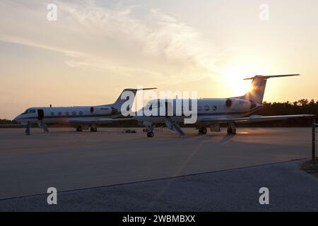 CAPE CANAVERAL, Fla. -- STS-135 Commander Chris Ferguson und Pilot Doug Hurley werden Touch-and-Go-Landungen an Bord ihrer Shuttle Training Aircraft (STA) durchführen, die auf sie warten. Ein STA ist ein Gulfstream II-Jet, der modifiziert wurde, um das Handling des Shuttles während der letzten Phase der Landung nachzuahmen. Ferguson und Hurley üben Landungen als Teil des Standardtrainings, bevor das Space Shuttle Atlantis zur Internationalen Raumstation startet. Atlantis und seine Crew sollen am 8. Juli abheben, um die Raffaello zu liefern Stockfoto