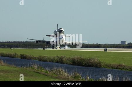 RAUMFAHRTZENTRUM KENNEDY, FLA. -- das Shuttle Carrier-Flugzeug, das den Orbiter Columbia auf dem Rücken trägt, wirft Staub auf, als es auf der Landebahn 33 in der KSC-Shuttle-Landeanlage landet. Columbia begann am 1. März eine langwierige Reise von Kalifornien. Ungünstige Witterungsbedingungen hielten es am Boden bei Dyess AFB, Texas, bis es am 5. März nach Florida zurückkehren konnte, als es auf der Cape Canaveral Air Force Station Skid Strip landete. Columbia musste auf den Orbiter Atlantis warten, der am 5. März einen Fährflug nach KSC absolvierte, um von der SLF abgeschleppt zu werden, bevor er den letzten Sprung nach KSC machte. Kolumbien i Stockfoto