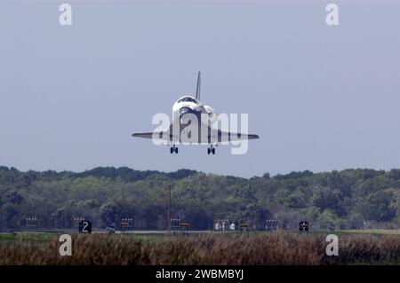 CAPE CANAVERAL, Fla. – Space Shuttle Discovery nähert sich der Landebahn 15 am Kennedy Space Center der NASA in Florida an, um die 13-tägige, 5,3 Millionen Meilen lange Reise mit der STS-119-Mission zur Internationalen Raumstation zu absolvieren. Der Touchdown des Hauptgangs war um 15:13:17 Uhr EDT. Der Touchdown der Nose Gear erfolgte um 15:13:40 Uhr und der Radstopp war um 15:14:45 Uhr. Der Discovery lieferte das letzte Paar großer, stromgenerativer Solaranlagen und das S6-Traversen-Segment. Die Mission war der 28. Flug zur Station, der 36. Flug der Discovery und der 125. Flug im Space Shuttle Program sowie die 70. Landung bei Ke Stockfoto