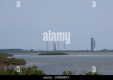 CAPE CANAVERAL, Fla. -- die NASA-Planetensonde Juno ist nur wenige Minuten vom Beginn ihrer fünfjährigen Reise nach Jupiter entfernt, auf einem Trägerfahrzeug der United Launch Alliance Atlas V-551 vom Space Launch Complex 41 auf der Cape Canaveral Air Force Station in Florida. Auf der rechten Seite befindet sich die vertikale Integrationseinrichtung, in der das Fahrzeug gestapelt wurde. Der Abflug war am 5. August um 12:25 Uhr EDT. Die solarbetriebene Raumsonde wird Jupiters Pole 33 Mal umkreisen, um mehr über die Entstehung, Struktur, Atmosphäre und Magnetosphäre des Gasriesen zu erfahren und die Existenz eines festen Planetenkerns zu untersuchen. Jet Propulsion L der NASA Stockfoto