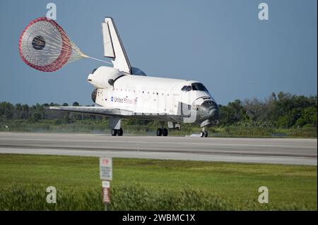 CAPE CANAVERAL, Fla. - Die Schlepprutsche des Space Shuttle Atlantis bremst das Fahrzeug ab, während es auf der Landebahn 33 an der Shuttle-Landeanlage im Kennedy Space Center der NASA in Florida anhält. Die Landung erfolgte um 8:48 Uhr EDT und beendete die 12-tägige STS-132-Mission zur Internationalen Raumstation. Die sechsköpfige STS-132-Besatzung trug das in Russland gebaute Mini-Forschungsmodul 1 zur Internationalen Raumstation. STS-132 ist die 34. Shuttle-Mission zum Bahnhof, die 132. Shuttle-Mission insgesamt und der letzte geplante Flug nach Atlantis. Stockfoto