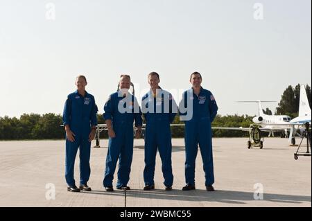 CAPE CANAVERAL, Fla. -- die STS-135 Crew-Mitglieder des Space Shuttle Atlantis posieren für ein Gruppenfoto auf der Shuttle Landing Facility im Kennedy Space Center der NASA in Florida. Von links sind Missionsspezialist Sandy Magnus, Pilot Doug Hurley, Commander Chris Ferguson und Missionsspezialist Rex Walheim. Die Crew kam gegen 17:30 Uhr EDT in Kennedy an, um an einer Probeprobe mit dem Titel Terminal Countdown Demonstration Test (TCDT) teilzunehmen 135. Die Atlantis-Crew soll am 8. Juli abheben und wird den Raffaello liefern Stockfoto