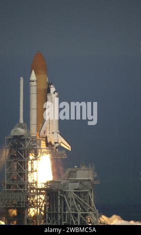 RAUMFAHRTZENTRUM KENNEDY, FLA. -- Space Shuttle Endeavour beginnt seinen rasanten Aufstieg in Richtung Weltraum vom Startplatz 39A, mit nachfolgender Flamme und Rauch. Der Abflug erfolgte um 40 42 Uhr EDT auf dem neunten Flug zur Internationalen Raumstation. Die 11-tägige Mission wird die Spacelab Logistics Pallet Launch Deployment Assembly liefern und integrieren, die das Remote Manipulator System der Raumstation und die UHF-Antenne umfasst. Die Mission umfasst zwei geplante Raumwanderungen zur Installation des SSRMS auf der Station. Ebenfalls an Bord ist das Mehrzweck-Logistikmodul Raffaello, das Regale für Nachlieferungen und enthält Stockfoto