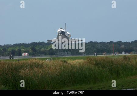 RAUMFAHRTZENTRUM KENNEDY, FLA. -- Orbiter Endeavour nähert sich Landebahn 15 an der KSC-Shuttle-Landeanlage, nach einer Mission von 11 Tagen, 19 Stunden, 35 Minuten. Die 56 Landung, die 57. In der Geschichte des Programms, vollendete die STS-108-Mission, die als Nutzungsflug 1 bekannt ist, wurde um 12 55 Uhr, um 23 Uhr, um 12 55 Uhr, um 13 Uhr, angehalten. das war die 12. Mission zur Internationalen Raumstation. Diese Mission war der 107. Flug im Shuttle-Programm und der 17. Flug für den Orbiter. Endeavour trägt beide Aufgaben Stockfoto