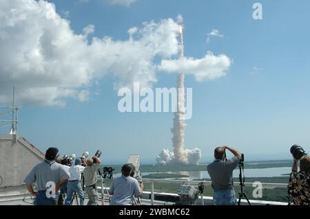 Das Space Shuttle Discovery startete um 10:39 Uhr EDT vom Startplatz 39B im Kennedy Space Center auf der Rückflug-Mission STS-114. Die 12-tägige Mission umfasst Inspektionen und Reparaturen von RCC-Panels und Fliesen des Wärmeschutzsystems in der Umlaufbahn sowie zusätzliche Raumgänge zur Installation externer Komponenten auf der ISS. Stockfoto
