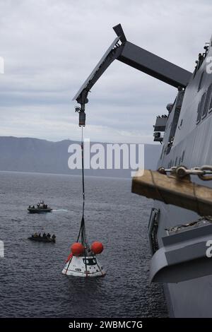 Die NASA und die Besatzungsmitglieder der US Navy üben am 3. August 2014, mit einem Kran auf der USS Anchorage den Orion-testartikel aus dem Wasser zu heben. Die NASA und die U.S. Navy übten vor der Küste Kaliforniens Bergungsmethoden aus, um den Explorationsflug Test-1 (EFT-1) vorzubereiten. Teil der Batch-Bildübertragung von Flickr. Stockfoto