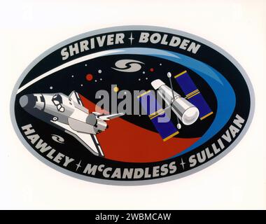 Das STS-31-Missionsabzeichen zeigt das Hubble-Weltraumteleskop im Orbit und hebt Galaxien und Rotverschiebungen hervor. Zu den Besatzungsmitgliedern gehören der Missionskommandant Loren Shriver, der Pilot Charles Bolden und die Missionsspezialisten Steven Hawley, Bruce McCandless II und Kathryn Sullivan. Stockfoto