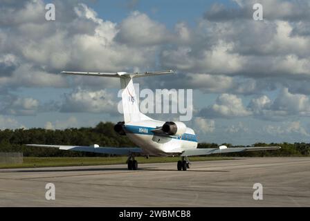 CAPE CANAVERAL, Fla. -- STS-135 Commander Chris Ferguson und Pilot Doug Hurley sind an Bord von Shuttle-Trainingsflugzeugen, um Touch-and-Go-Landungen auf der Landebahn der Shuttle-Landeanlage im Kennedy Space Center der NASA in Florida zu üben. Die vierköpfige Besatzung kam an Bord der T-38-Trainingsjets an, um zwei historische Meilensteine des NASA-Space-Shuttle-Programms zu beobachten: die letzte Landung des Shuttles Endeavour, das seine STS-134-Mission zur Internationalen Raumstation organisieren wird, und die endgültige Ausrollung ihres Fahrzeugs, des Space Shuttles Atlantis, zum Launch Pad 39A STS-135 wird der 33. Flug von Atlanti sein Stockfoto