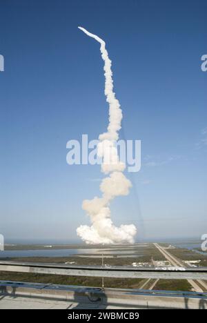Vom Dach des Vehicle Assembly Building der NASA im Kennedy Space Center wird das Space Shuttle Discovery am 24. Februar von der Startfläche 39A für die Mission STS-133 gefangen genommen. Der Aufstieg des Shuttles erzeugte zwei Feuer- und Rauchwolken, als es seinen letzten Flug zur Internationalen Raumstation begann. Stockfoto